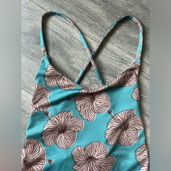 Neutral-toned hibiscus floral reversible strappy one piece swimsuit. Size S - Picture 4 of 11